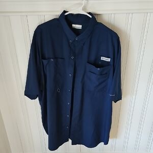 Columbia Men’s Short-Sleeve Button Down Shirt in Navy Blue